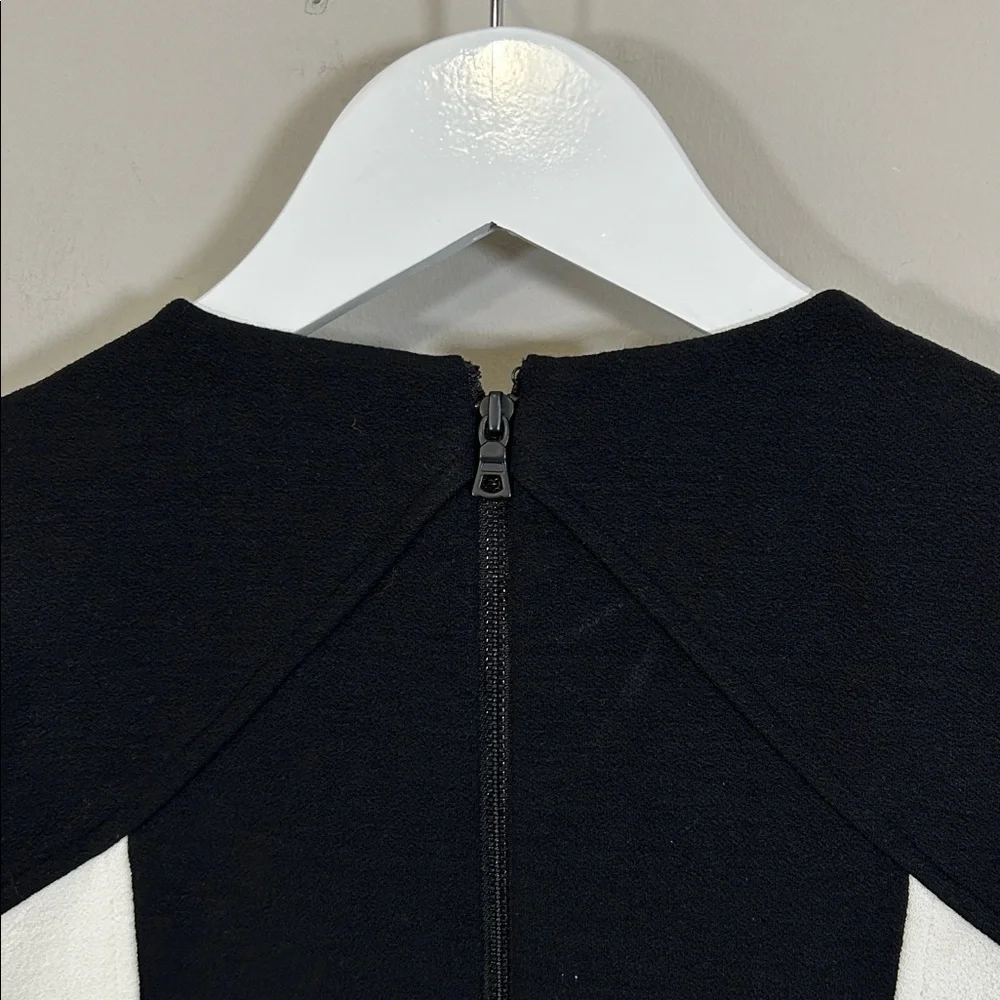 Alice and Olivia Employed Black White Fitted Cropped Top Crewneck Sz 0 NEW